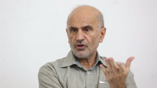 طغیان فرشاد مومنی علیه سیاست‌های دولت: چگونه ممکن است رئیس‌جمهور پزشک، حذف ارز ترجیحی دارو را بپذیرد؟/ تمامی مقدرات سرنوشت‌ساز کشور را به امان خدا رها کرده‌اند 