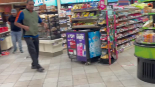 غارت یک فروشگاه در لس‌آنجلس