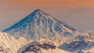 نمایی دیدنی از قله دماوند از کابین هواپیما