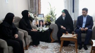 دیدار زهرا پزشکیان با خانواده مرحومه الهه حسین‌نژاد