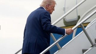 ترامپ هم روی پلهها به سرنوشت بایدن دچار شد ترامپ هم روی پلهها به سرنوشت بایدن دچار شد