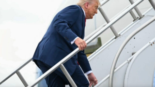 لغزش رئیسجمهور آمریکا روی پلههای هواپیما که بایدن را با آن مسخره میکرد! لغزش رئیسجمهور آمریکا روی پلههای هواپیما که بایدن را با آن مسخره میکرد!