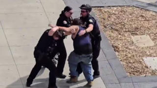 ناک اوت کردن سه پلیس از سوی یک مرد معترض در لس آنجلس!