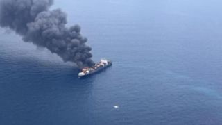 آتش‌سوزیِ یک کشتی باری در سواحل هند؛ ۱۵۰ کانتینر حاوی مواد خطرناک هستند+فیلم