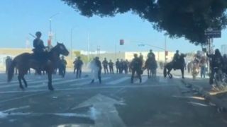 یورش پلیس سواره نظام با باتوم به معترضان یورش پلیس سواره نظام با باتوم به معترضان