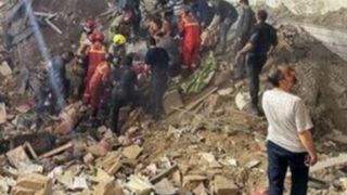 ۷ کودک از زیر آوار ساختمان مسکونی نارمک بیرون کشیده شدند ۷ کودک از زیر آوار ساختمان مسکونی نارمک بیرون کشیده شدند