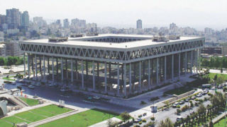 لحظه حمله رژیم صهیونیستی به صدا و سیما/ واکنش دلاورانه مجری شبکه خبر روی آنتن زنده لحظه حمله رژیم صهیونیستی به صدا و سیما/ واکنش دلاورانه مجری شبکه خبر روی آنتن زنده