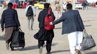 خروج اتباع غیرمجاز از پایتخت شدت گرفت/ شهروندان در صورت مشاهده اتباع غیرمجاز با این شمارهها تماس بگیرند خروج اتباع غیرمجاز از پایتخت شدت گرفت/ شهروندان در صورت مشاهده اتباع غیرمجاز با این شمارهها تماس بگیرند