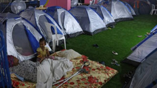 چادر زدن صهیونیستها در یک پارکینگ در تل آویو از ترس حمله موشکی ایران چادر زدن صهیونیستها در یک پارکینگ در تل آویو از ترس حمله موشکی ایران