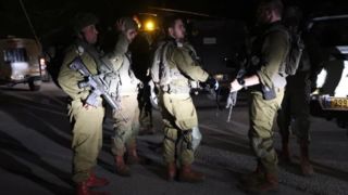 تفتیش منازل شهروندان سوری توسط صهیونیستها تفتیش منازل شهروندان سوری توسط صهیونیستها