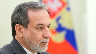 عراقچی: ایران در حال دفاع مشروع در برابر تهاجم آمریکایی-اسرائیلی است