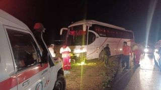 مصدومیت ۱۳ نفر در حادثه واژگونی مینی‌بوس مسیر تکاب - شاهین‌دژ