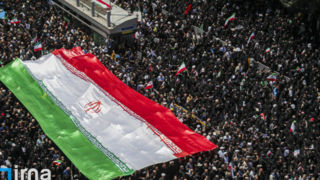 شهر به احترام ایستاده است