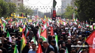 رجزخوانی دختر شهید شادمانی در مراسم تشییع و تدفین پدرش رجزخوانی دختر شهید شادمانی در مراسم تشییع و تدفین پدرش