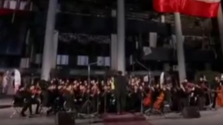 اجرای سرود "ای ایران" در مقابل ساختمان شیشه‌ای صدا و سیما