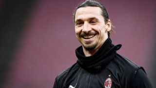 زلاتان: مسی کنار مجسمهها بازی میکند زلاتان: مسی کنار مجسمهها بازی میکند