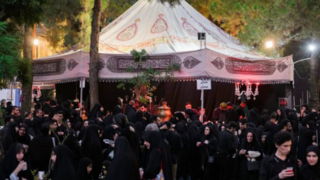 چهارمین شب از محرم با نوای حاج محمود کریمی در هیئت رایه‌العباس(ع)