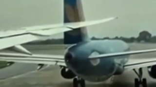 لحظه برخورد ۲ هواپیما در فرودگاه لحظه برخورد ۲ هواپیما در فرودگاه