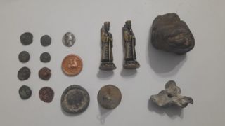 ۳۰ قطعه شی عتیقه در کهنوج کشف شد ۳۰ قطعه شی عتیقه در کهنوج کشف شد