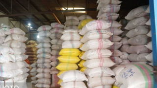 برنج به میزان کافی موجود است/ با گرانفروشی برخورد می کنیم