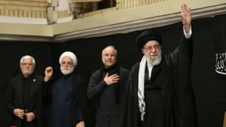  حضور رهبر انقلاب در مراسم عزاداری شب عاشورا در حسینیه امام خمینی 