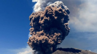 فوران آتشفشان لووتوبی در اندونزی