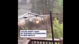 تصاویر هولناک شناور شدن یک خانه در سیل