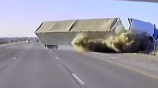 ویدئوی دلخراش از تصادف مرگبار کامیون در کالیفرنیا ویدئوی دلخراش از تصادف مرگبار کامیون در کالیفرنیا