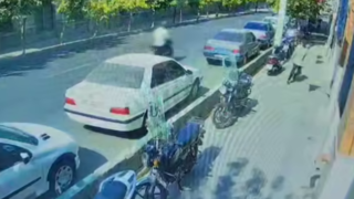 موبایل‌قاپی امروز صبح جلوی سفارت فرانسه 