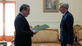 سفیر جدید فرانسه استوارنامه خود را تقدیم عراقچی کرد سفیر جدید فرانسه استوارنامه خود را تقدیم عراقچی کرد