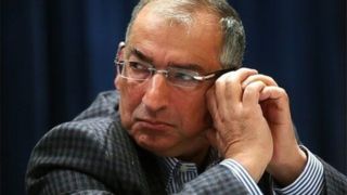 انتقاد زیباکلام از میرحسین موسوی؛ عبور از نظام نشدنی است.