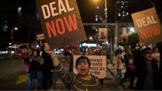 تظاهرات خانوادههای اسرای صهیونیست در مقابل دفتر نتانیاهو تظاهرات خانوادههای اسرای صهیونیست در مقابل دفتر نتانیاهو