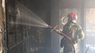 آتش‌سوزی فروشگاه کفش زیر پل روشن‌دلان/ حضور ۵ ایستگاه آتش‌نشانی در محل