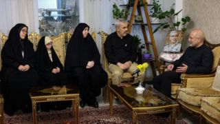 قالیباف با دو دختر و برادر سپهبد شهید باقری دیدار کرد