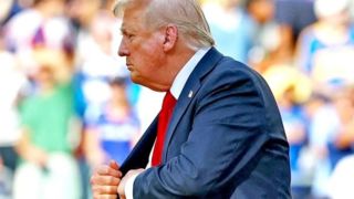 حرکت عجیب ترامپ؛ آخرین مدال را برداشت و در جیبش گذاشت! حرکت عجیب ترامپ؛ آخرین مدال را برداشت و در جیبش گذاشت!