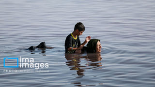 شنا در ارومیه «نیمه‌جان»