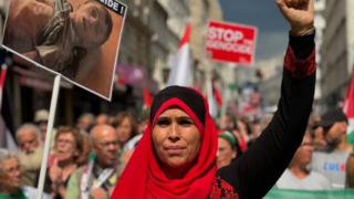 تظاهرات گسترده پاریسیها در محکومیت جنایات در غزه تظاهرات گسترده پاریسیها در محکومیت جنایات در غزه