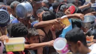 لحظه شهادت پیرمرد فلسطینی در صف دریافت غذا