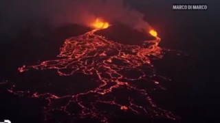 فوران های تماشایی آتشفشان در ایسلند فوران های تماشایی آتشفشان در ایسلند