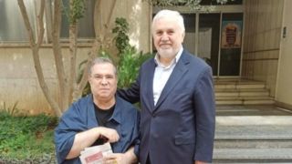 او به تنهايی يک رسانه و يک ناشر