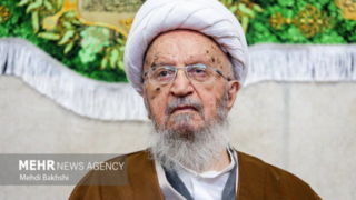 آیت الله مکارم: دشمنان تصور می‌کردند که با حمله به ایران کشور موجب آشوب می‌شود