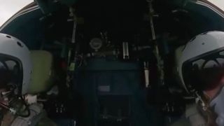 نمای دیده نشده از داخل جنگنده سوخو-۳۴ در حال رها کردن بمب