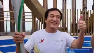 حمل مشعل بازی‌های ورد گیمز توسط جکی چان