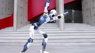 ربات انساننمایی که پشتک میزند! ربات انساننمایی که پشتک میزند!