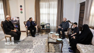 حضور قالیباف در منزل سرلشکر شهید غلامرضا محرابی حضور قالیباف در منزل سرلشکر شهید غلامرضا محرابی
