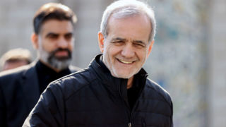 خندههای پزشکیان و نمایندگان هنگام توضیح حمله اسرائیل به جلسه شورای عالی امنیت ملی خندههای پزشکیان و نمایندگان هنگام توضیح حمله اسرائیل به جلسه شورای عالی امنیت ملی