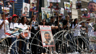 معترضان به نتانیاهو با سیم خاردار به خیابان آمدند معترضان به نتانیاهو با سیم خاردار به خیابان آمدند