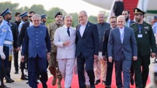 استقبال ویژه نخست‌وزیر پاکستان از رئیس‌جمهور/ شهباز شریف برای پزشکیان پای پله‌های هواپیما آمد 