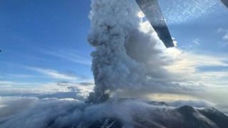 اولین فوران تاریخی این آتشفشان پس از ۶۰۰ سال اولین فوران تاریخی این آتشفشان پس از ۶۰۰ سال