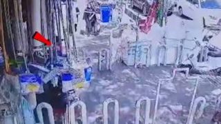 فیلم لحظه سرقت ۳ ثانیه گردنبند زن میانسال در خیابان مولوی تهران فیلم لحظه سرقت ۳ ثانیه گردنبند زن میانسال در خیابان مولوی تهران